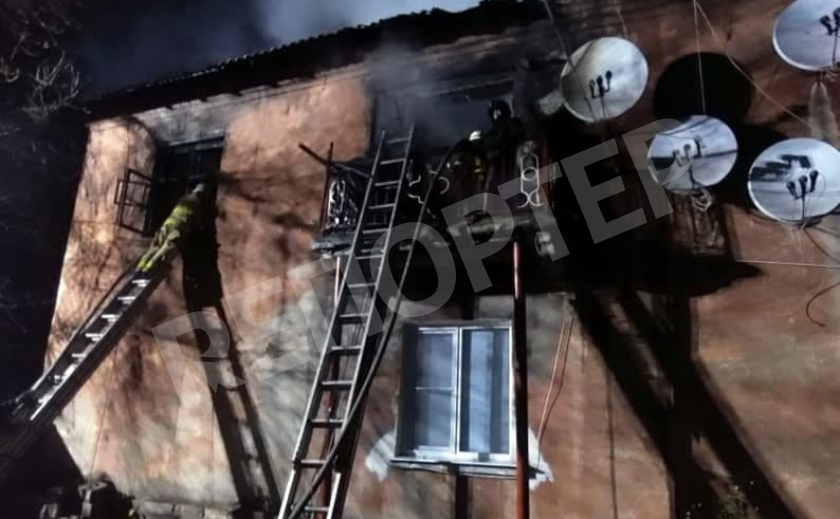 В Кривом Роге пожар в двухэтажке тушили 13 огнеборцев