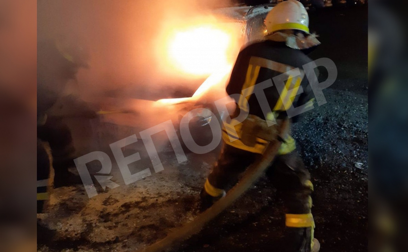 В Кривом Роге внезапно загорелся припаркованный «Opel Astra»