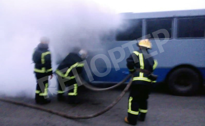 Под Кривым Рогом пятеро пожарных тушили автобус