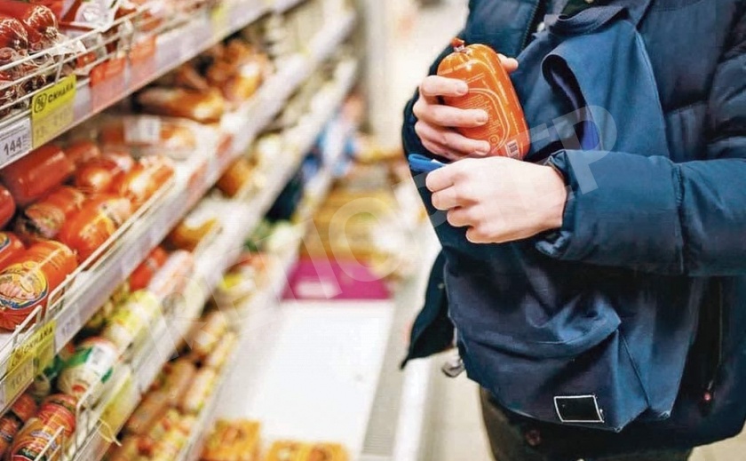Голодные криворожане похищают продукты в супермаркете