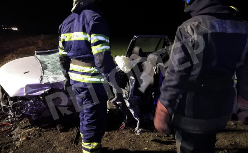 Под Кривым Рогом спасатели извлекли из расплющенной машины погибшего водителя