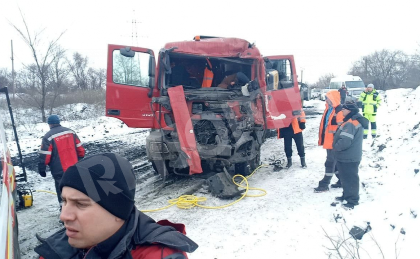 Под Кривым Рогом столкнулись грузовики, пострадали оба водителя