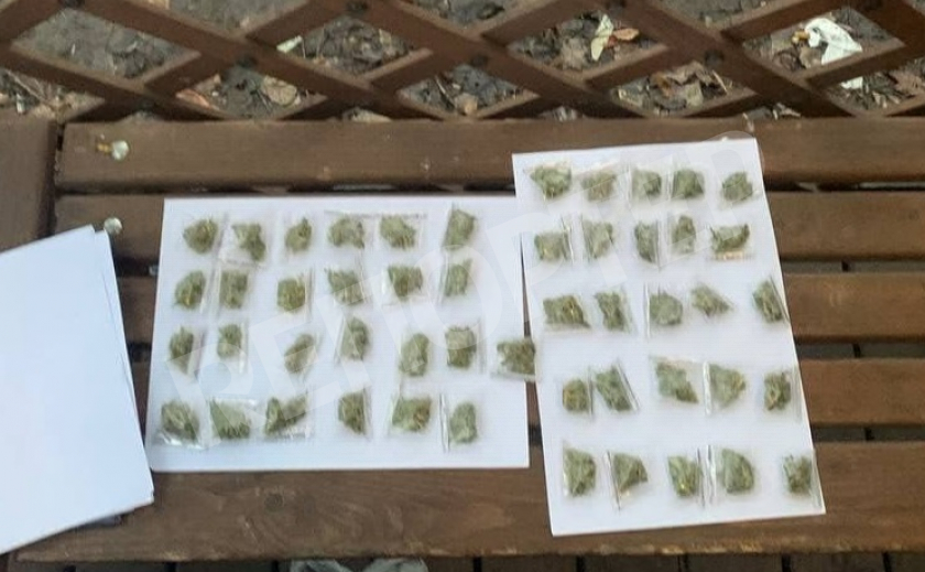 Копы Кривого Рога задержали наркокурьера с 50 слип-пакетами стоимостью 5000 грн