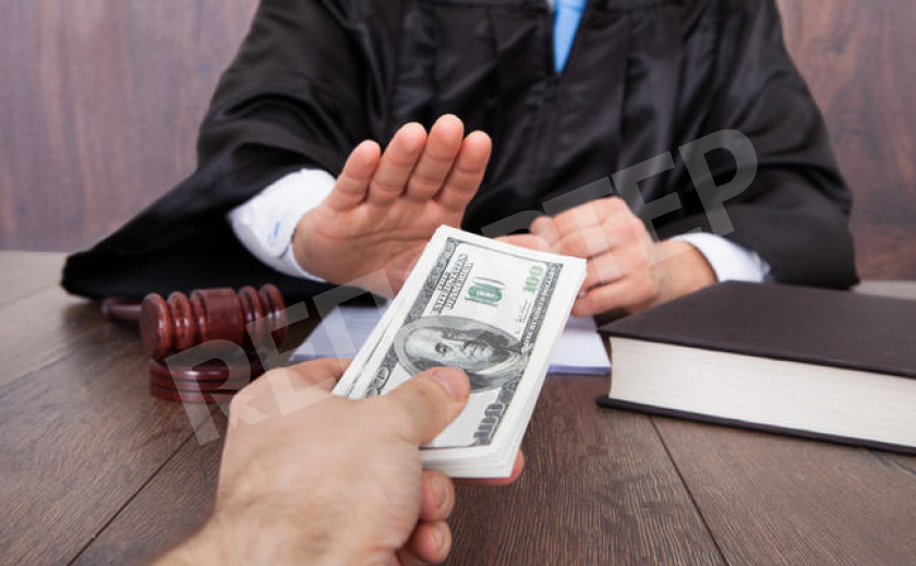 Криворожского судью хотели «забросать» деньгами