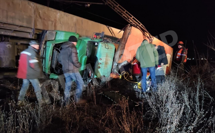 На криворожском СевГОКе поезд снес автомобиль с пассажирами