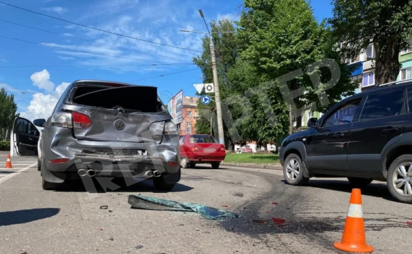 В Кривом Роге пьяный водитель на краденой Infinity повредил 4 машины