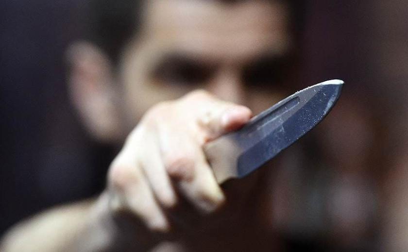 В Кривом Роге пьяный психопат бросался на людей с ножом