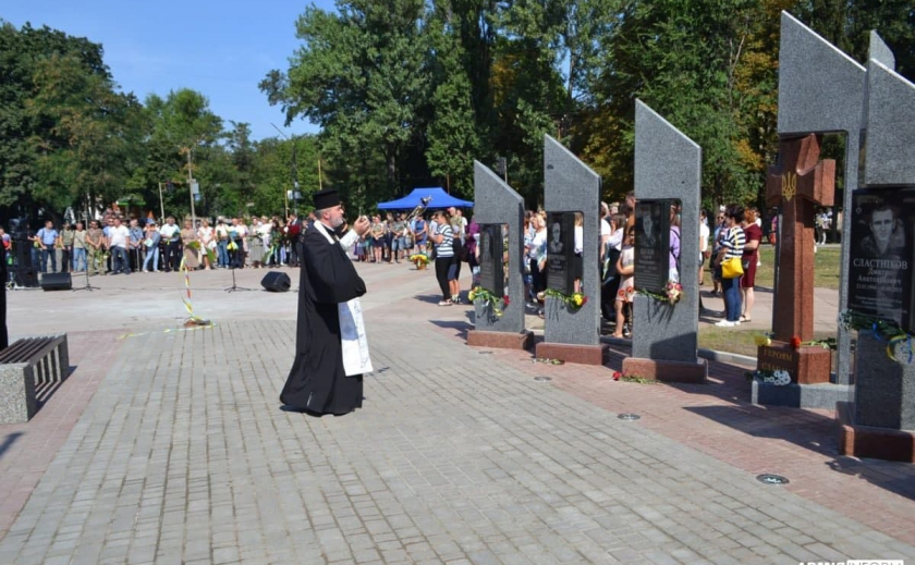 В Желтых Водах открыли памятник погибшим в АТО воинам