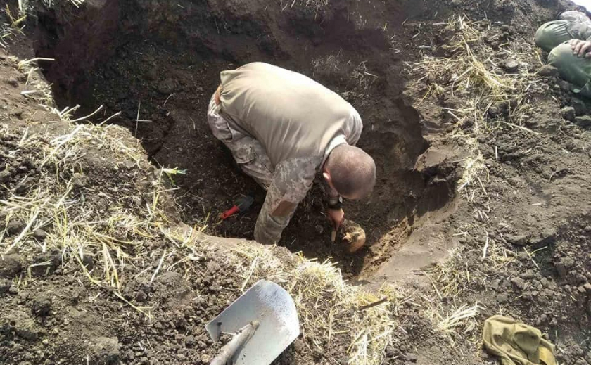 Под Кривым Рогом волонтеры обнаружили останки безымянного красноармейца