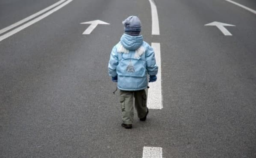 В Кривом Роге посреди дороги обнаружили 7-летнего мальчика без верхней одежды