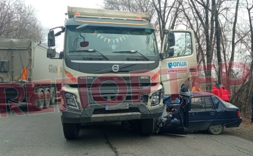 В Кривом Роге грузовик, работающий на «Велике будівництво», раздавил легковушку «Таврия»