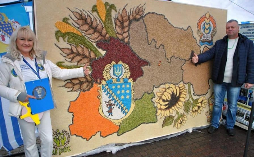 Карту Днепропетровщины, изготовленную из 65 кг зерна, внесли в Книгу рекордов Украины