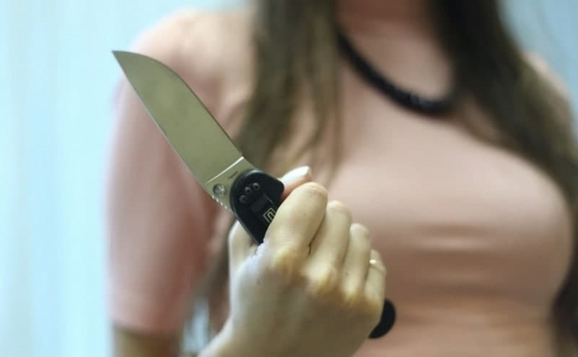 В Кривом Роге женщина напала на сожителя с ножом: на место происшествия прибыли медики и полицейские