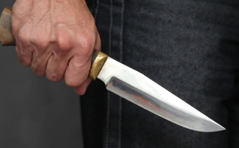 В Кривом Роге полицейские остановили самоубийцу с ножом
