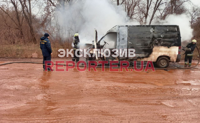 В Кривом Роге сгорел грузовой микроавтобус