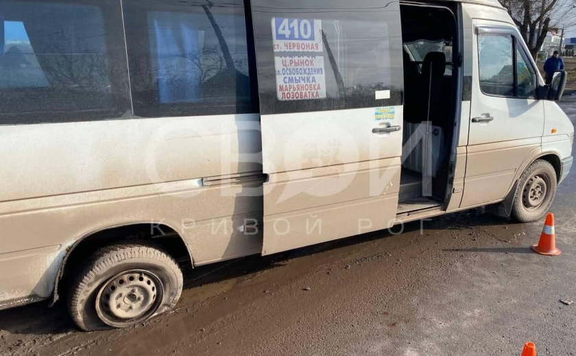 В Кривом Роге иномарка протаранила пассажирский автобус: есть пострадавшие