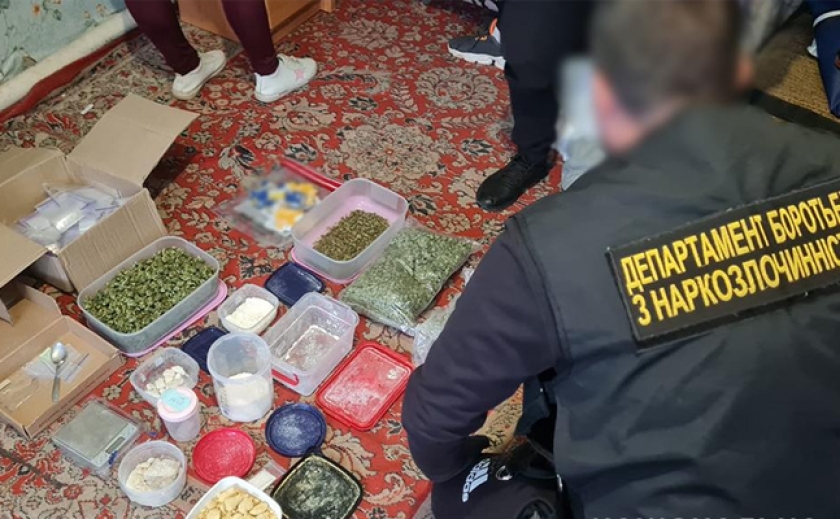 Изъяли наркотики и психотропы на 2 млн. грн.: В Кривом Роге полицейские задержали 27-летнюю наркодилершу