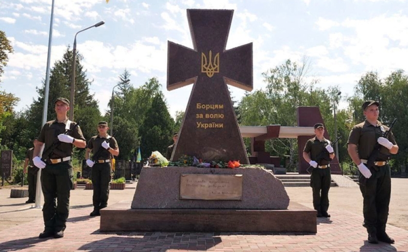 В Кривом Роге установили каменный Казацкий крест в честь погибших за Украину воинов