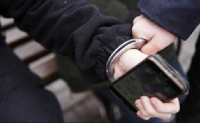 Забрали у хлопця телефон та втекли: у Криворізькому районі правоохоронці затримали двох грабіжників
