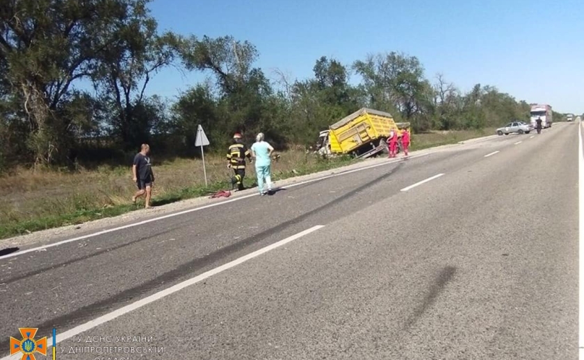 На Дніпропетровщині зіткнулися дві вантажівки: один водій загинув