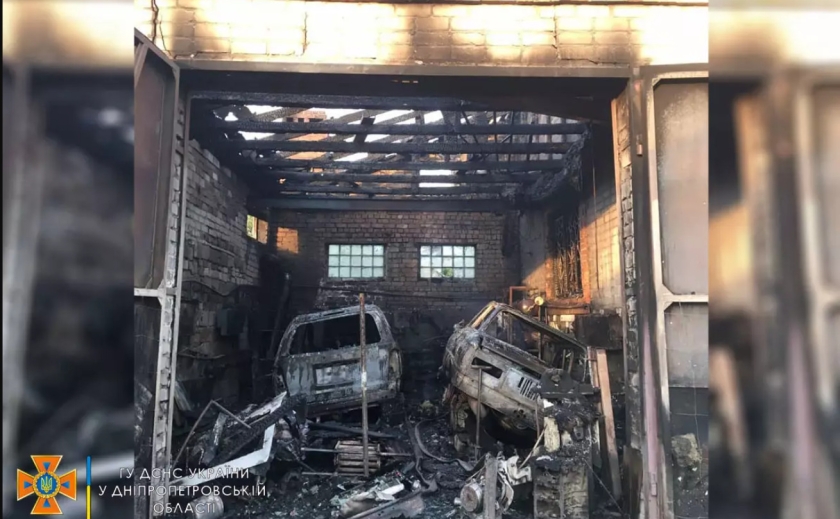 У Кривому Розі вогонь знищив гараж з двома авто
