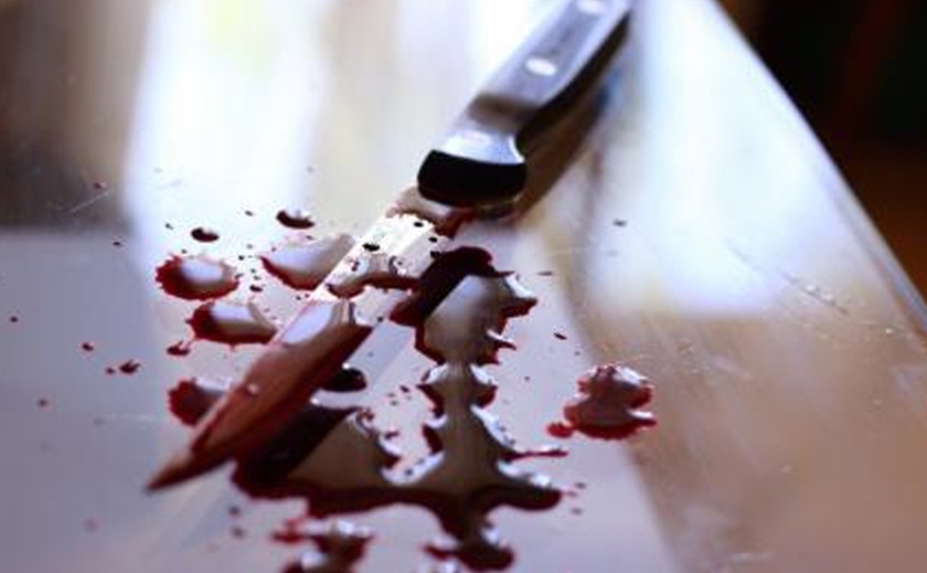 У Криворізькому районі жінка з ножем напала на свого коханого