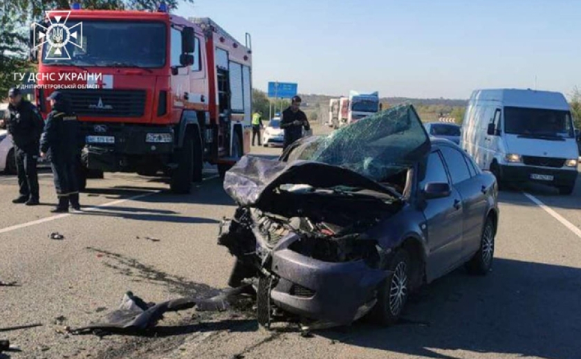 Один загинув та 5 травмовані: В Криворізькому районі на Дніпропетровщині зіткнулись 3 автівки