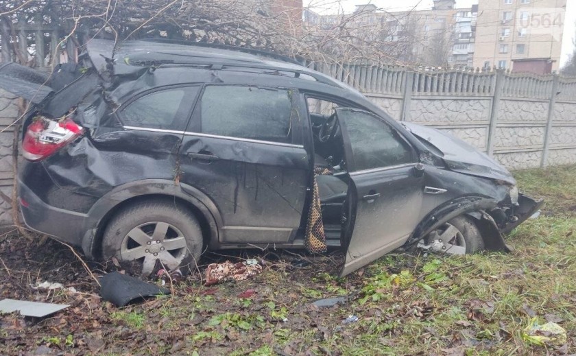 ДТП у Кривому Розі: авто відкинуло на паркан приватної садиби ДТП у Кривому Розі: авто відкинуло на паркан приватної садиби