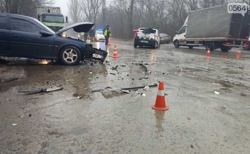 У Кривому Розі сталася ДТП: зіштовхнулася поліцейська машина та Opel У Кривому Розі сталася ДТП: зіштовхнулася поліцейська машина та Opel