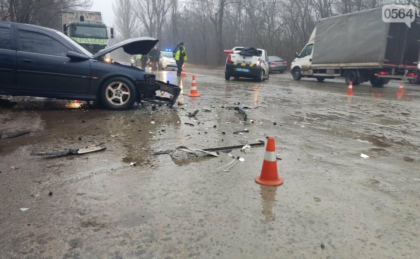 У Кривому Розі сталася ДТП: зіштовхнулася поліцейська машина та Opel