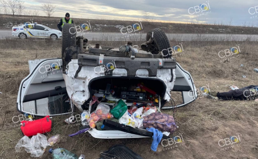 Неподалік Кривого Рогу перекинулося авто з родиною: водій загинув на місці