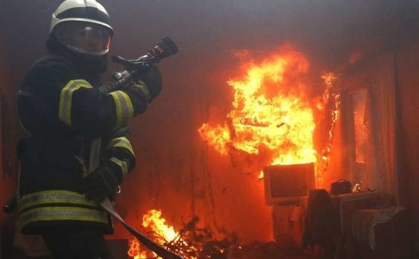 У Кривому Розі внаслідок пожежі у квартирі загинув чоловік, двох жінок врятували вогнеборці