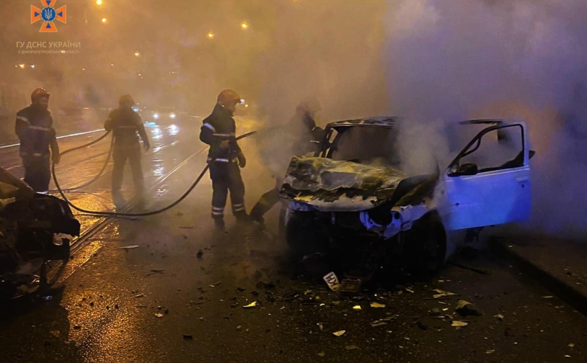 Жорстка ДТП у Кривому Розі: одну з машин охопив вогонь
