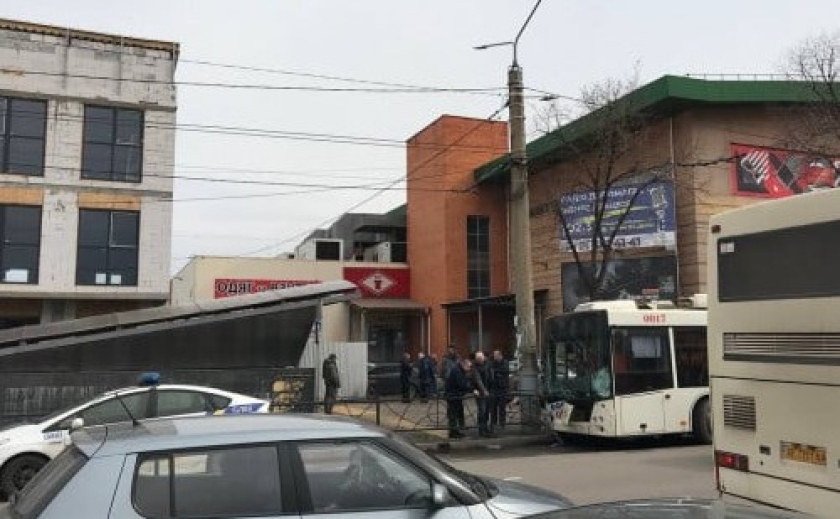 У Кривому Розі тролейбус врізався у паркан: Травмовані двоє пасажирів