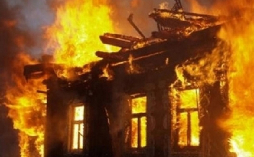 У Криворізькому районі надзвичайники врятували жінку з палаючого будинку