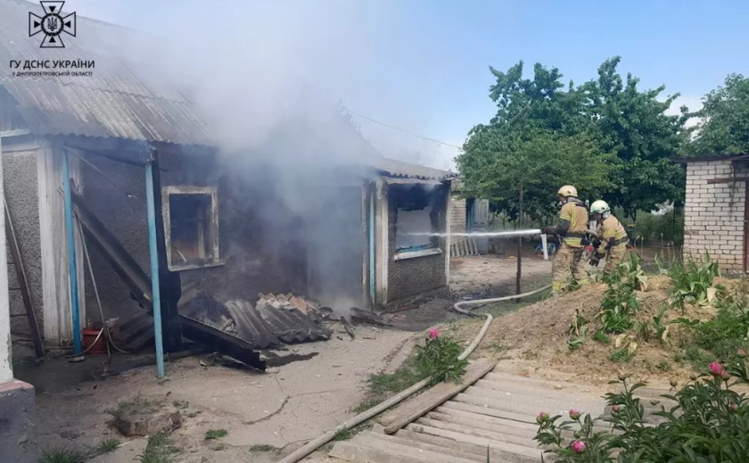 У смт Широке Криворізького району вогнеборці загасили займання в літній кухні