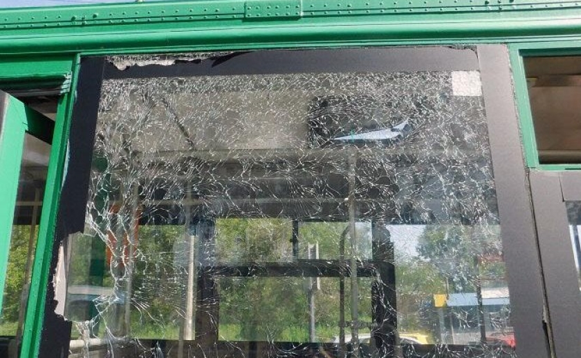 Розбив цвяхом вікно тролейбуса: У Кривому Розі затримали правопорушника