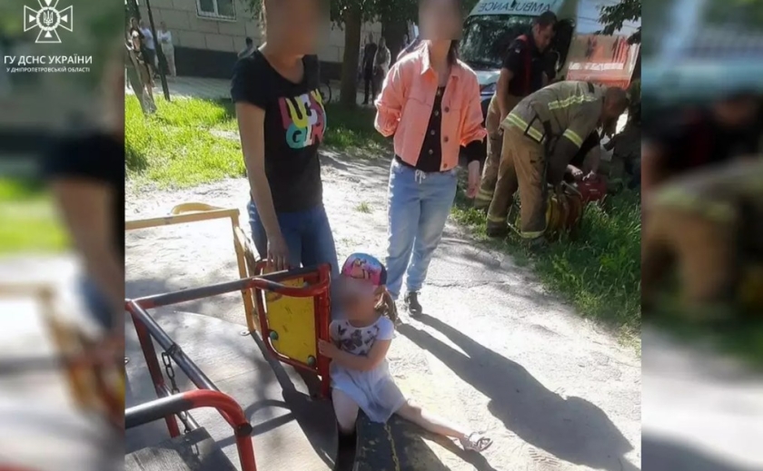 Застрягла в каруселі: у Кривому Розі рятувальники допомогли маленькій дівчинці
