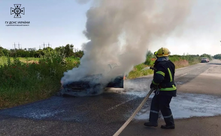 Криворізькі вогнеборці загасили палаючу автівку