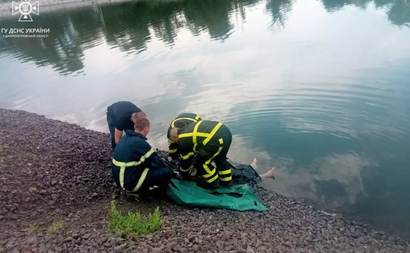 У Кривому Розі надзвичайники витягли з води тіло чоловіка У Кривому Розі надзвичайники витягли з води тіло чоловіка