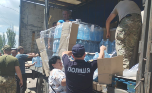 Криворізькі поліцейські продовжують допомагати людям та розвозити питну воду у громади