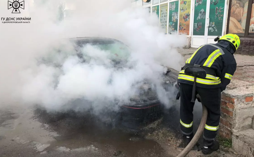 У Кривому Розі на ходу спалахнула автівка У Кривому Розі на ходу спалахнула автівка