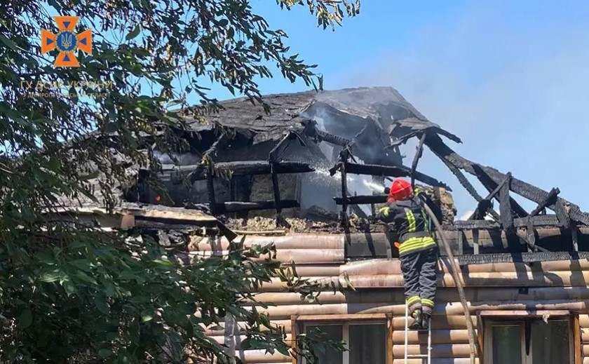 Площа займання 100 кв.м: у Кривому Розі вогнеборці ліквідували масштабну пожежу Площа займання 100 кв.м: у Кривому Розі вогнеборці ліквідували масштабну пожежу