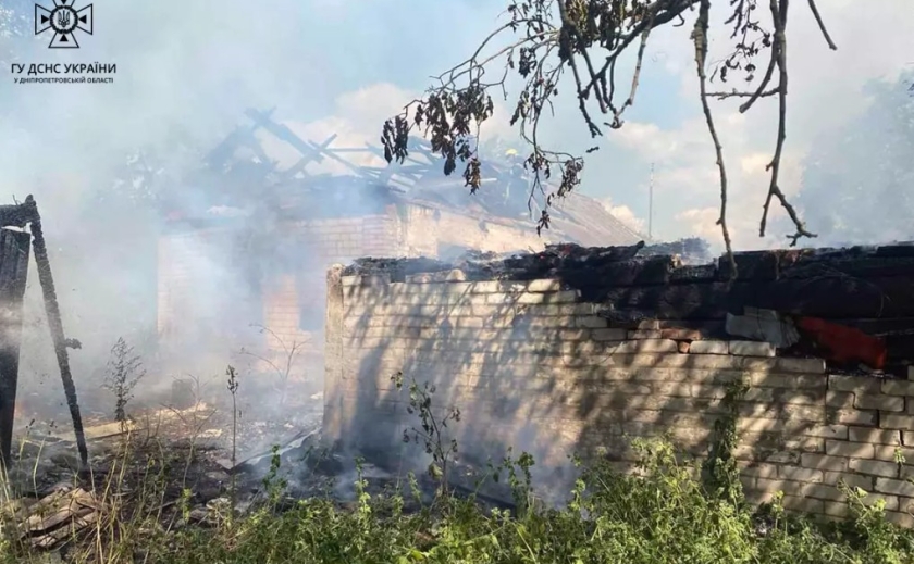 Пошкоджено дах будинку: у Криворізькому районі надзвичайники ліквідували пожежу на території приватного домоволодіння