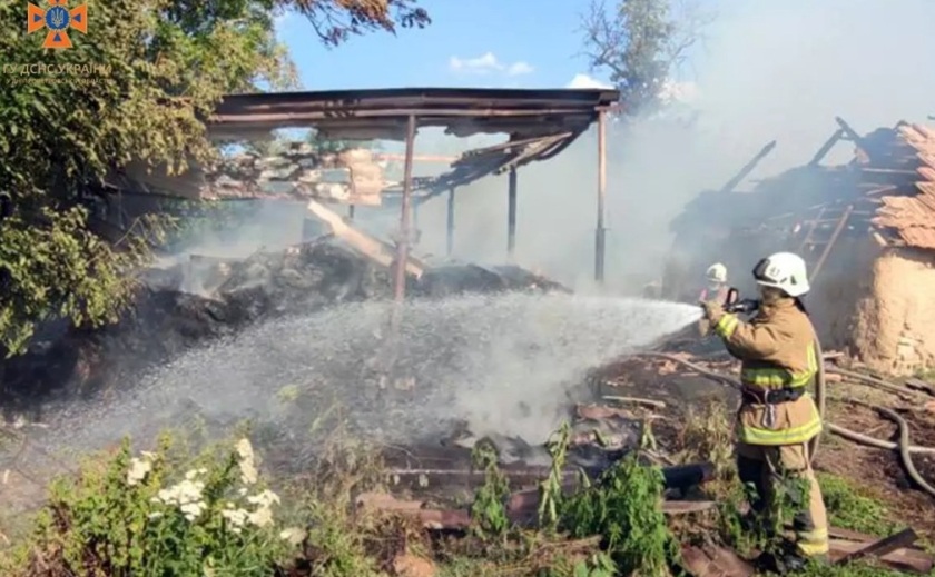 Постраждала жінка: у Криворізькому районі надзвичайники загасили пожежу на території приватного домоволодіння