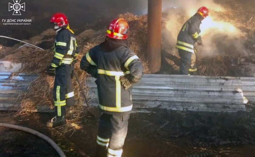У Криворізькому районі надзвичайники ліквідували займання ангару з урожаєм У Криворізькому районі надзвичайники ліквідували займання ангару з урожаєм