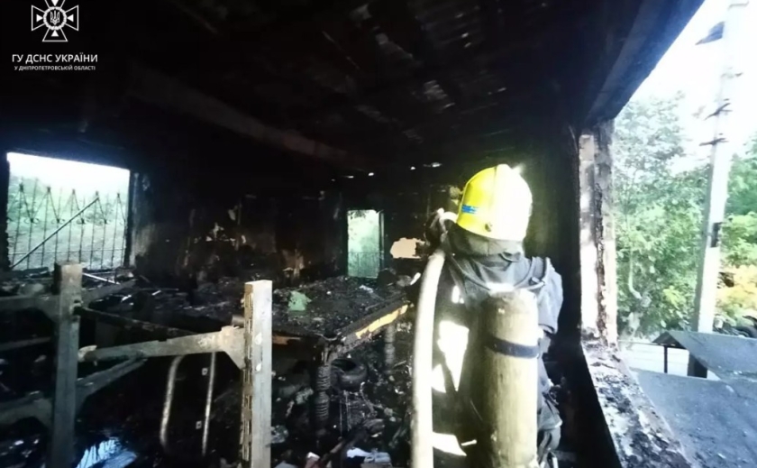 Вогонь пошкодив дах та перекриття: у Кривому Розі надзвичайники ліквідували пожежу в житловому будинку