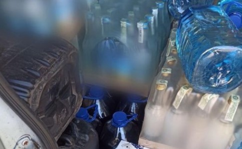 Криворізькі патрульні виявили автомобіль, який перевозив ємності з алкогольними напоями без відповідних документів