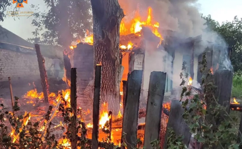 Вогнеборці Кривого Рогу ліквідували пожежу на території приватного домогосподарства