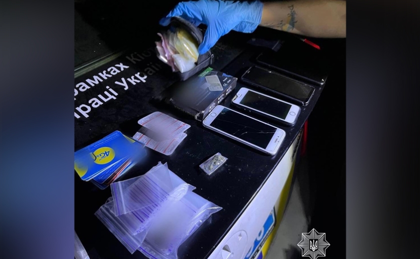 Криворізькі патрульні виявили розповсюджувачів наркотиків у Покровському районі